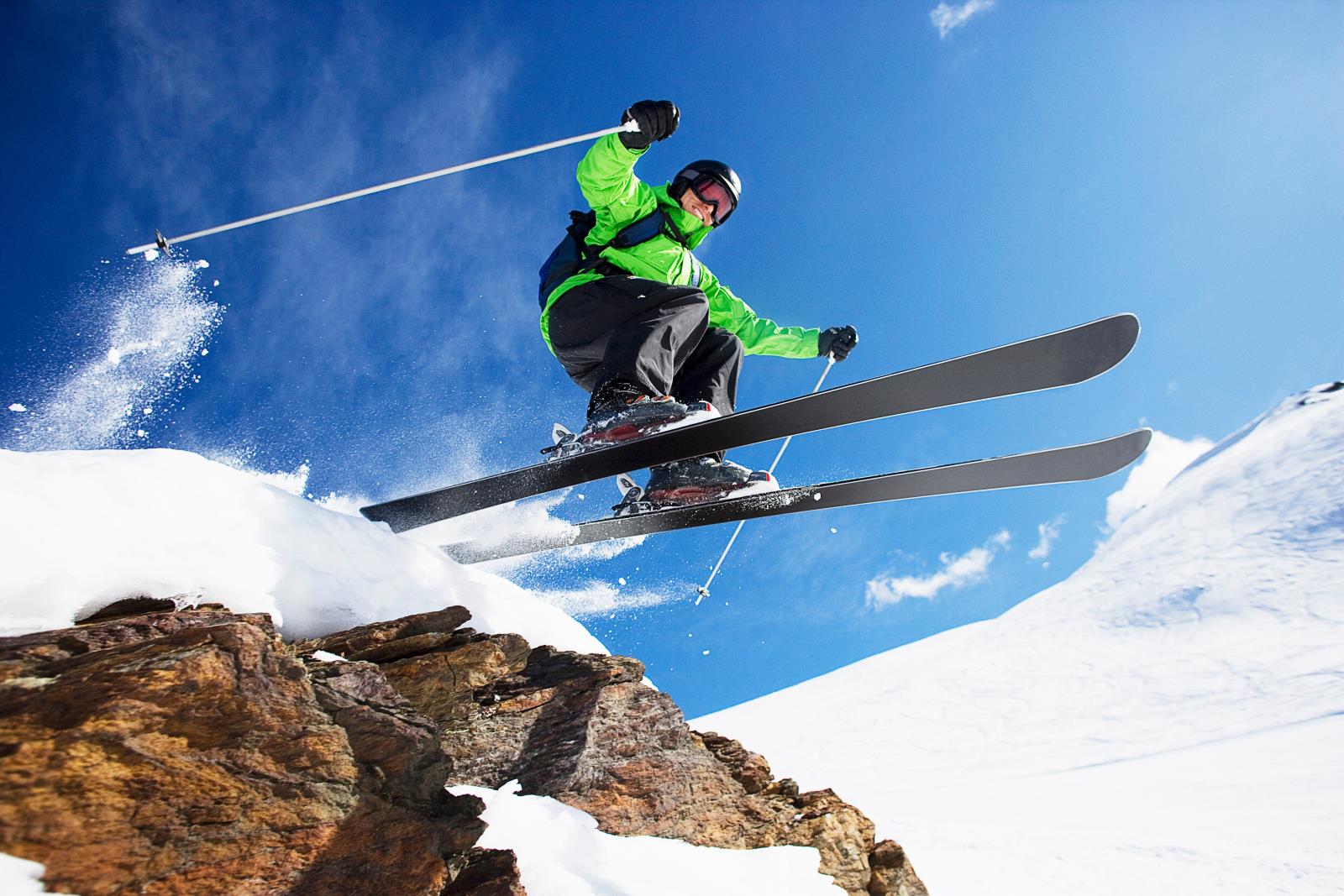 摄图网_501510945_男子滑雪者在山上飞驰而下（企业商用）.jpg
